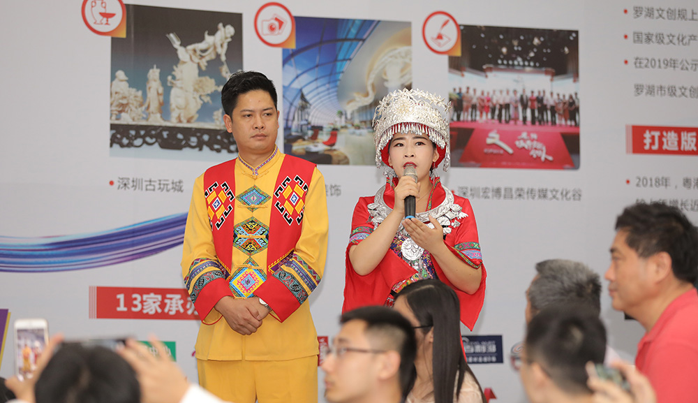 文博会专场上，土家族姑娘演唱民歌。